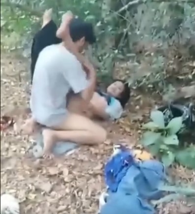 တောထဲမှာ သူငယ်ချင်းရည်းစားကို ဝိုင်းလိုး