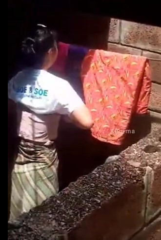 ကျောင်းသူလေး အဝတ်လဲနေတာ